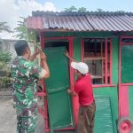 Wujud Kemanunggalan, Babinsa Koramil 04/Pasir Penyu Bantu Warga Buat Gerobak Dagangan