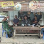 Babinsa Koramil 04/Pasir Penyu Gelar Komsos, Tekankan Pentingnya Pemeliharaan Kamtibmas di Desa Sidomulyo