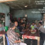 Babinsa Koramil 04/PP Serda Indra Lakukan Komsos di Desa Sidomulyo, Bahas Pemeliharaan Kamtibmas