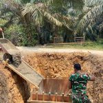 Pembangunan Jembatan Gantung Garuda Tahap V di Desa Talang Pring Jaya Lanjutkan Pengecoran Tapak Tiang Pilon