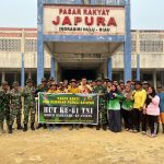 Dalam Rangka HUT TNI ke-81, Koramil 04/Pasir Penyu Gelar Karya Bakti Bersihkan Pasar Rakyat Desa Japura