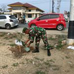 Peringati Hari Kesadaran Nasional, Koramil 04/Pasir Penyu Gelar Upacara dan Penanaman Pohon di Halaman Rumah Dinas Camat